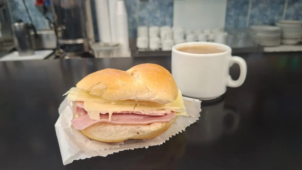 Há 50 anos, pão d'água é a estrela de padaria tradicional em Curitiba