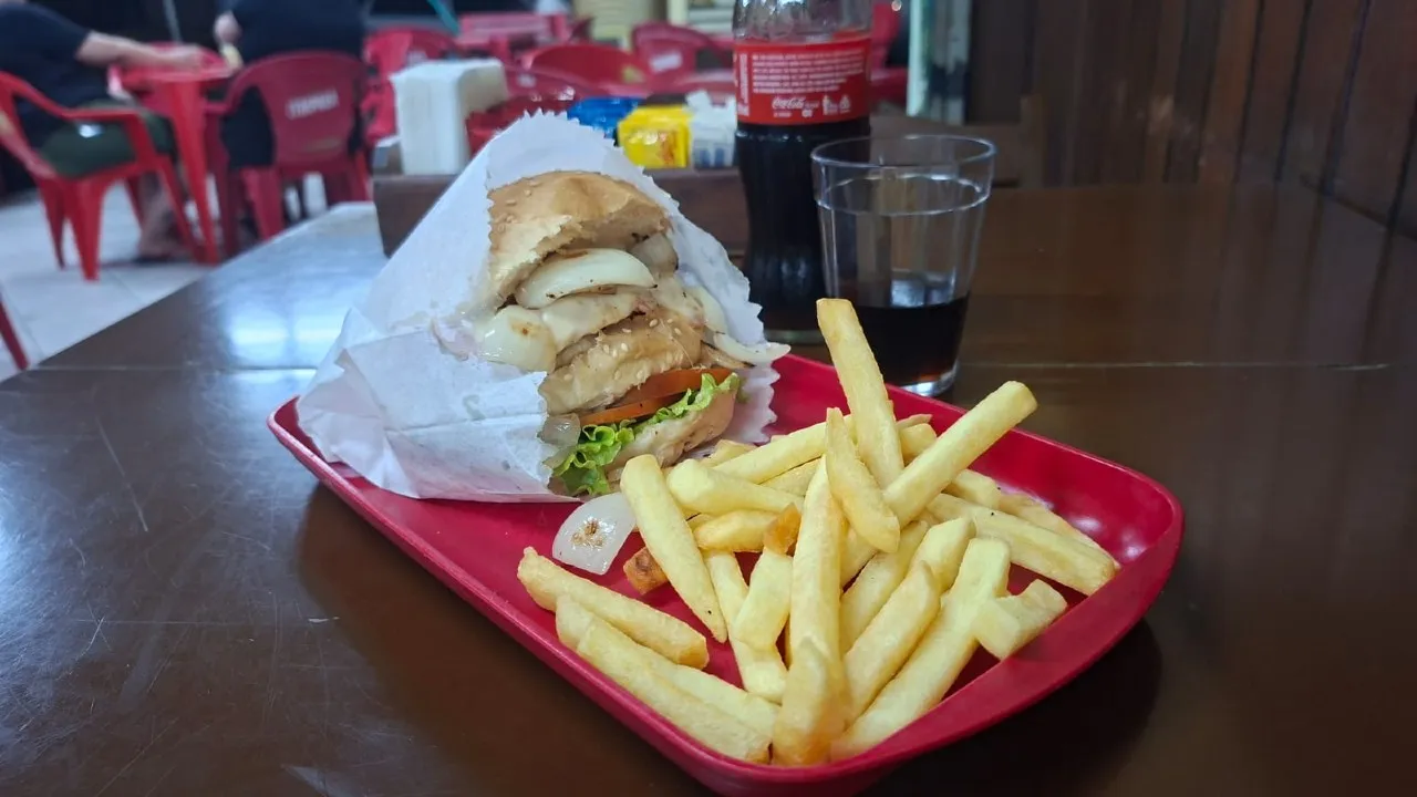 Lanchonete raiz faz do X-Bacon protagonista há 24 anos em Curitiba