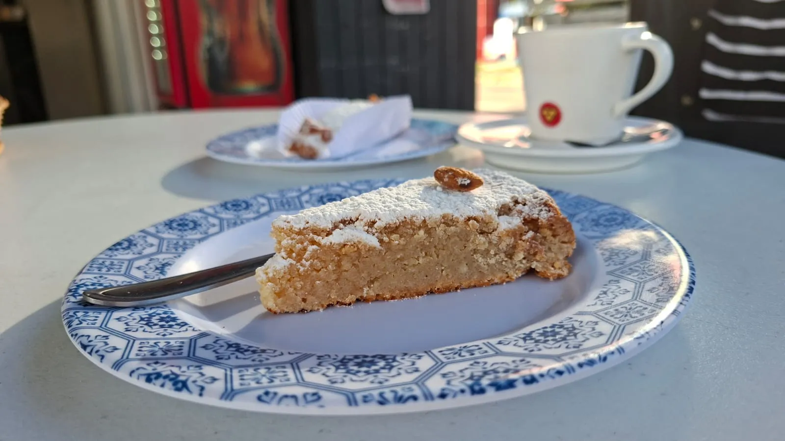 Café português com doces para comer rezando em Curitiba