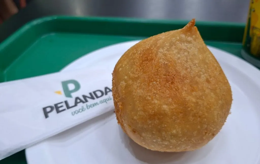 Coxinha de frango com requeijão dos Postos Pelanda.
