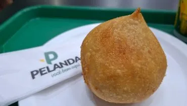 Coxinha de frango com requeijão dos Postos Pelanda.