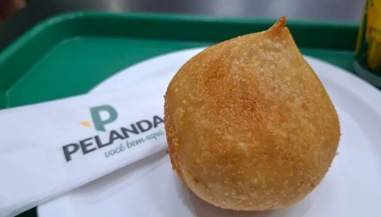 Coxinha de frango com requeijão dos Postos Pelanda.