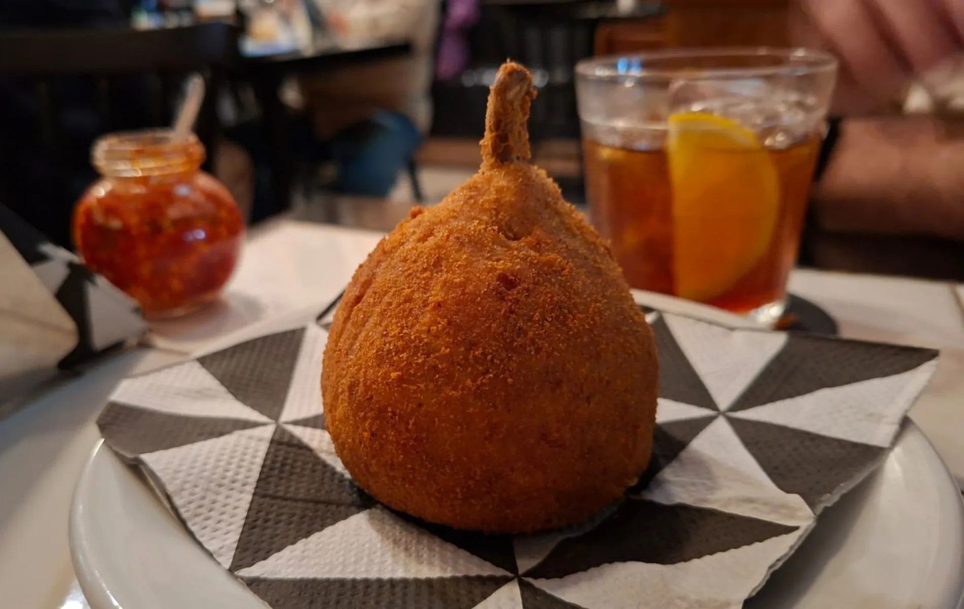 Com coxa creme de R$ 12 e chope a R$ 10: bar no Centro conquista o curitibano