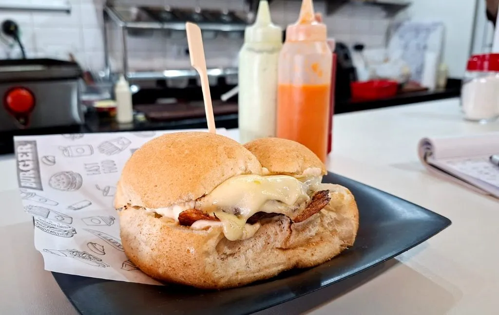 Pão com bolinho rústico da Mercearia, na Ceasa Curitiba.