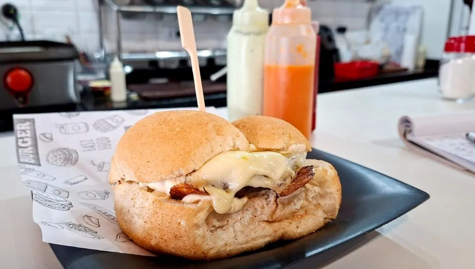 Pão com bolinho rústico da Mercearia, na Ceasa Curitiba.