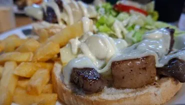 X-Picanha no prato robusto do La Paula Lanches.