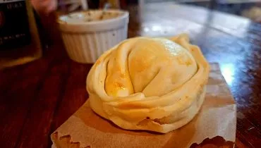 Empanada fugazzeta, de queijo e cebola.
