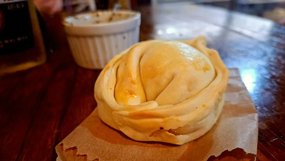 Empanada fugazzeta, de queijo e cebola.