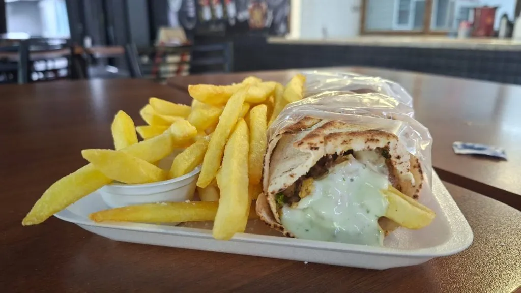 Combo de shawarma com fritas da Cantina do DCE.