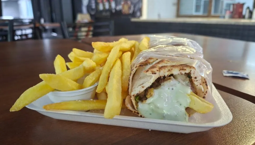 Combo de shawarma com fritas da Cantina do DCE.