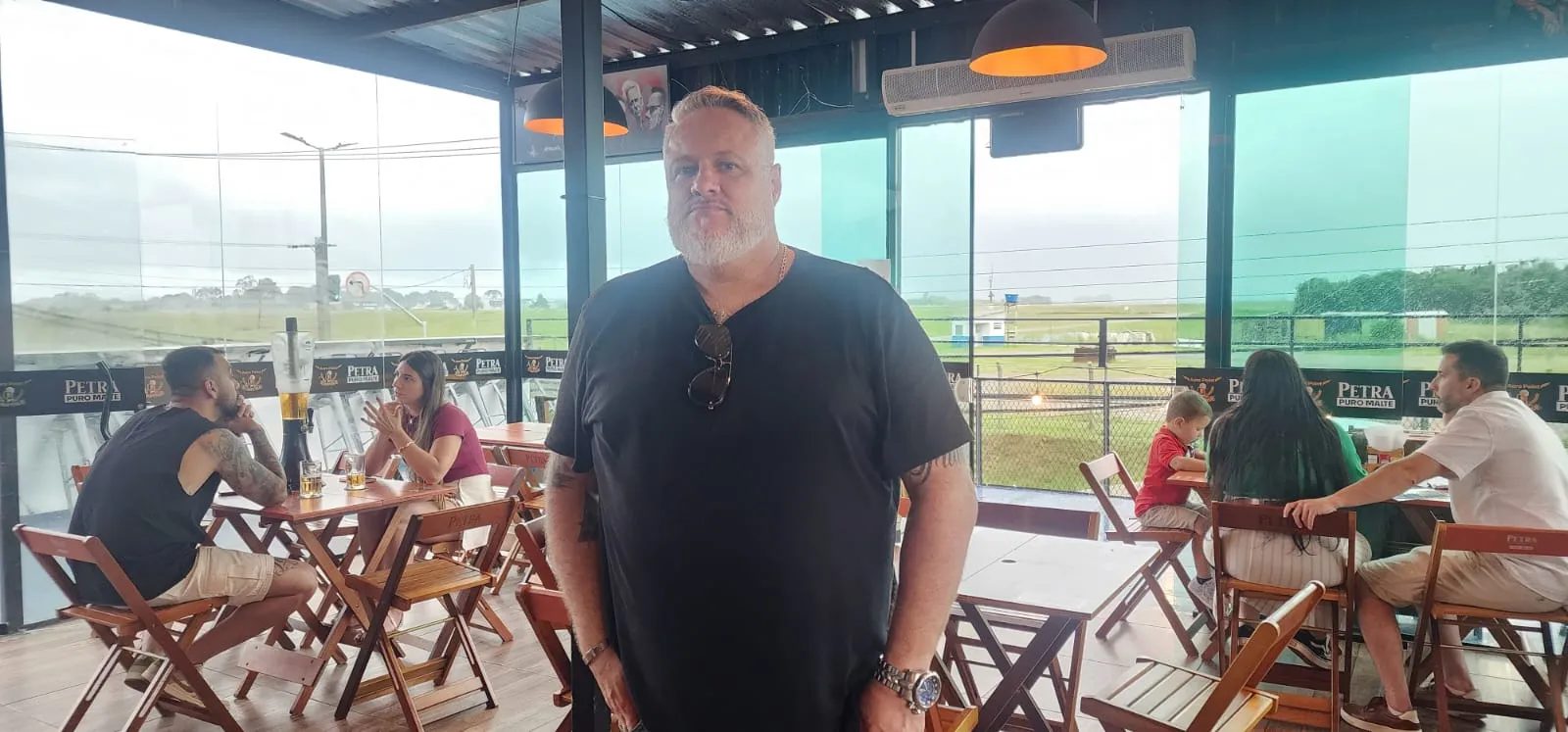 Entre turbinas e sonhos, o bar onde a imaginação decola em São José dos Pinhais