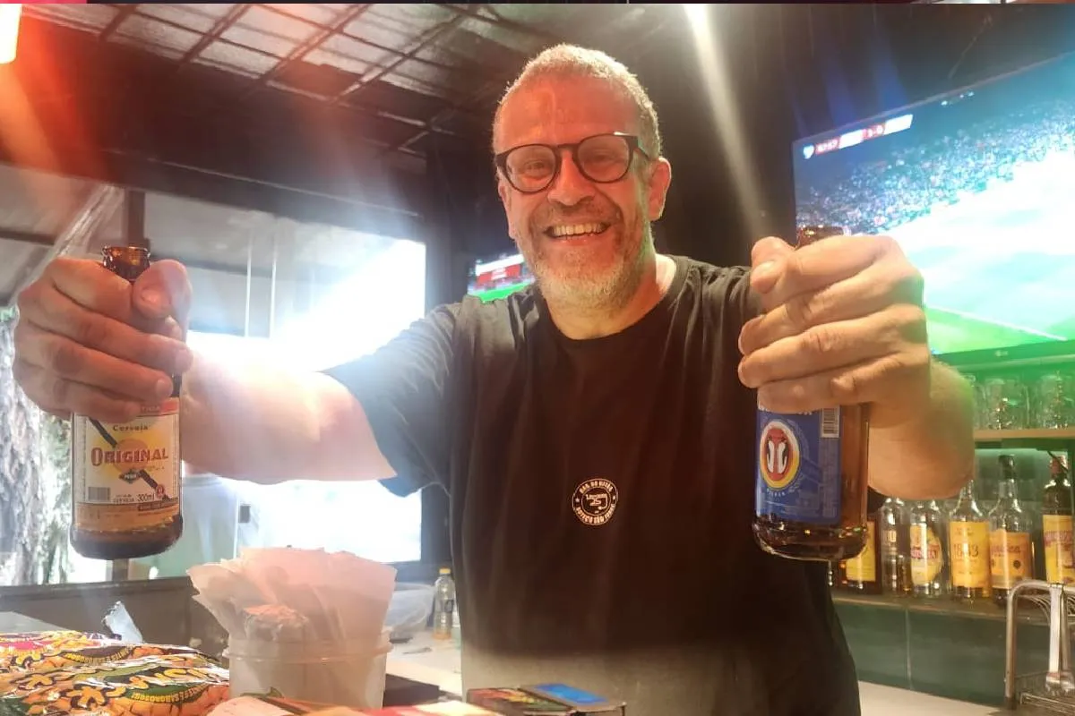 Entre os prédios do poder de Curitiba, bar se destaca com clima de Copa do Mundo