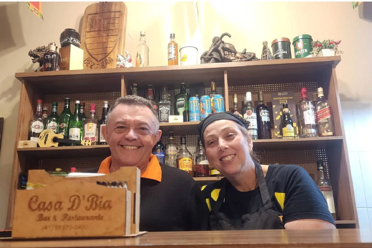 Um balcão, duas vidas e uma história construída no bar todos os dias em Curitiba