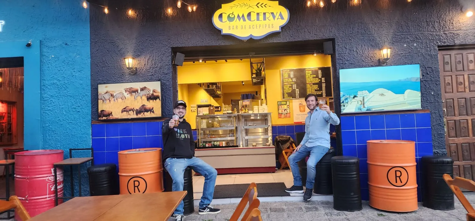 CoMCerva resgata a cultura do boteco com acepipes e releituras de clássicos em Curitiba
