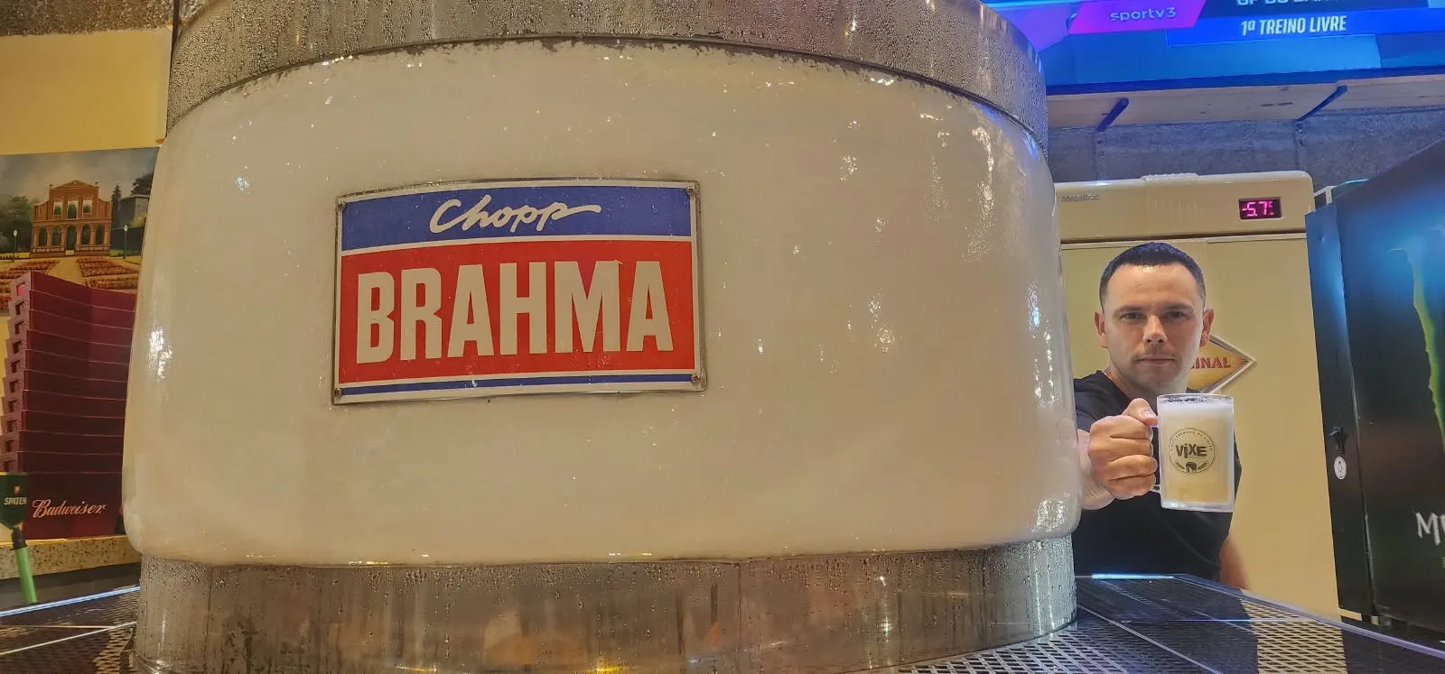 Vixe Bar chegou em Curitiba trazendo o “Maracanã” das chopeiras, comida de boteco e muita brasilidade
