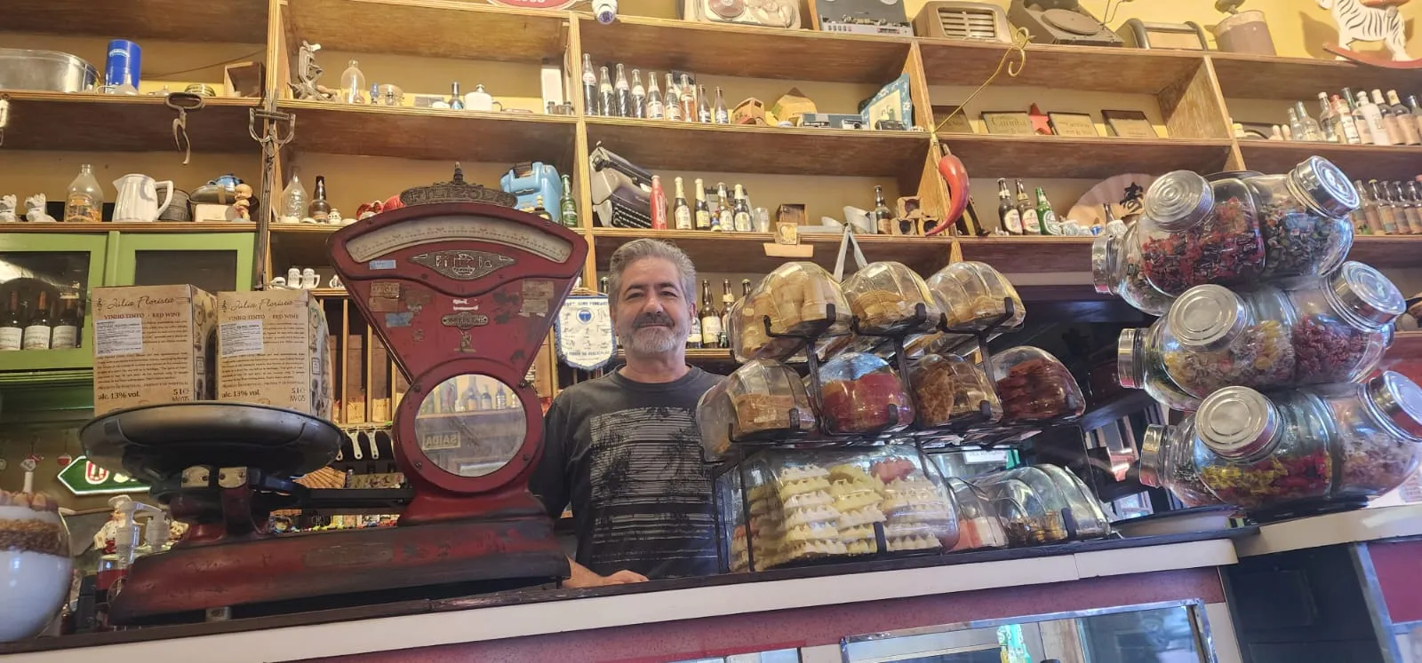 O menino que comprava doces virou dono de um dos botecos mais tradicionais de Curitiba