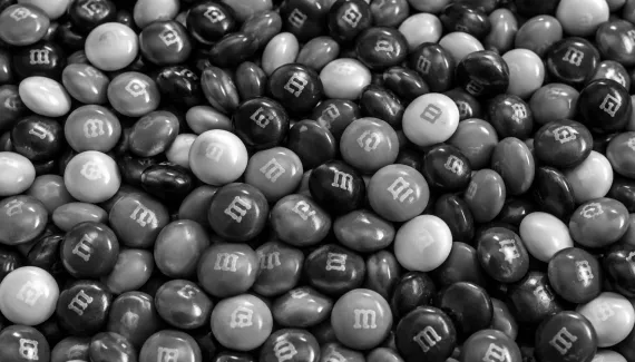 Pequenas histórias e o M&M's marrom precisam de atenção.